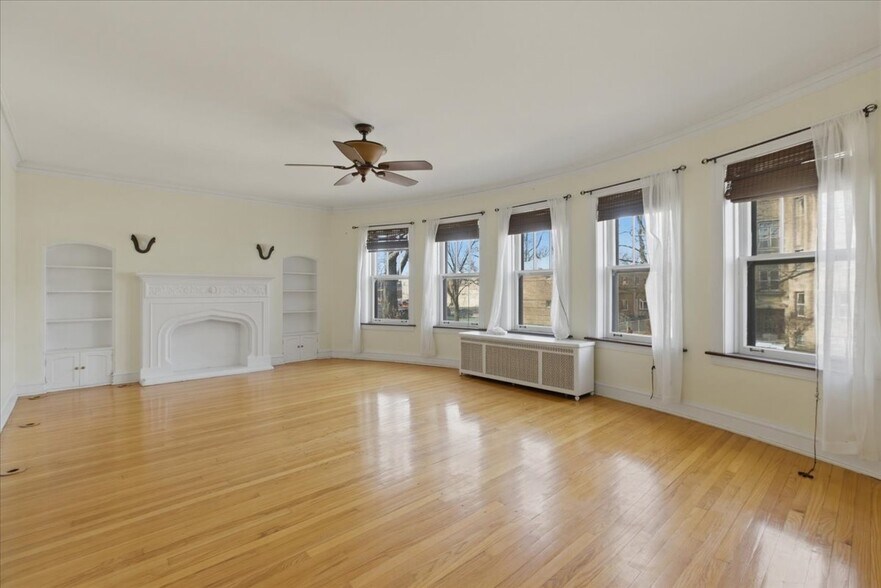 Building Photo - 7409 N Claremont Ave