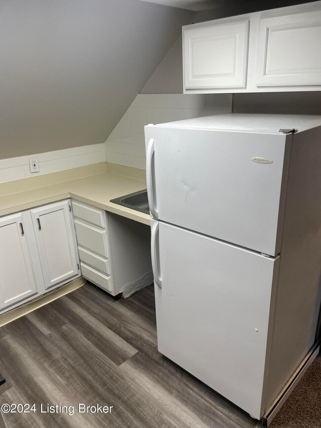 Building Photo - 2052 Midland Ave