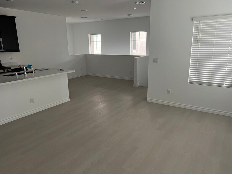 Building Photo - 600 N Carriage Hill Dr