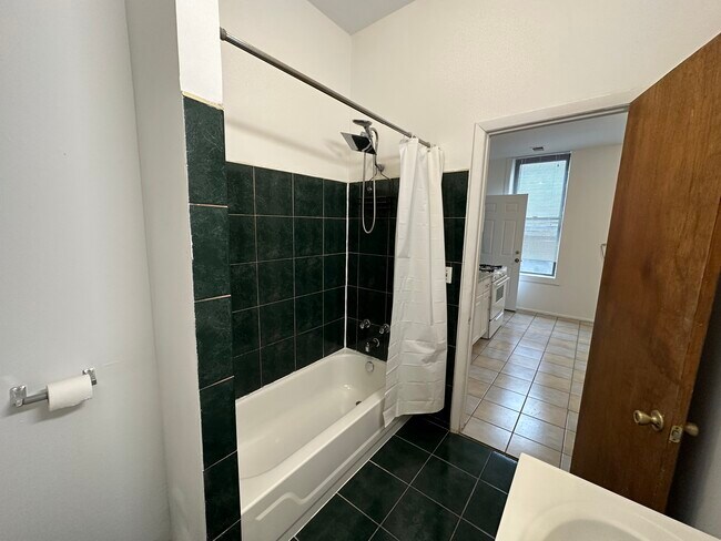 Building Photo - 1302 N Cleaver St