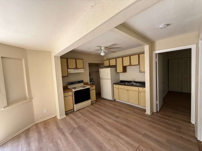 Building Photo - 717 SW 2nd Ct