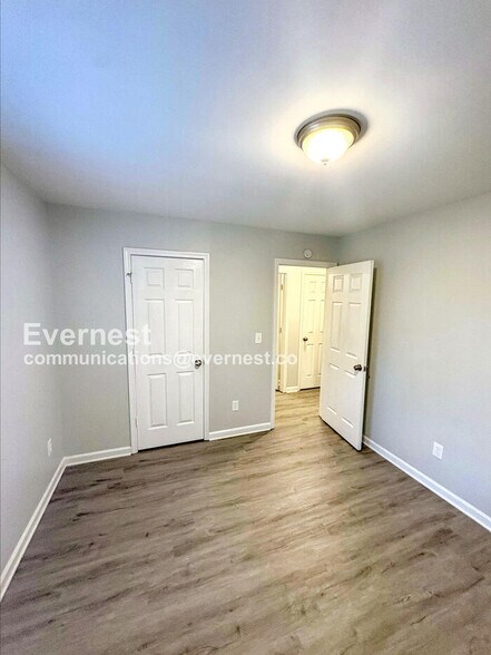 Building Photo - 581 Cedar Ave NW