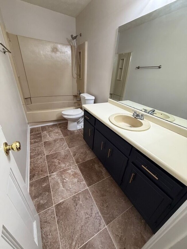 Building Photo - Beautiful 2 bedroom 1.5 bath town home!