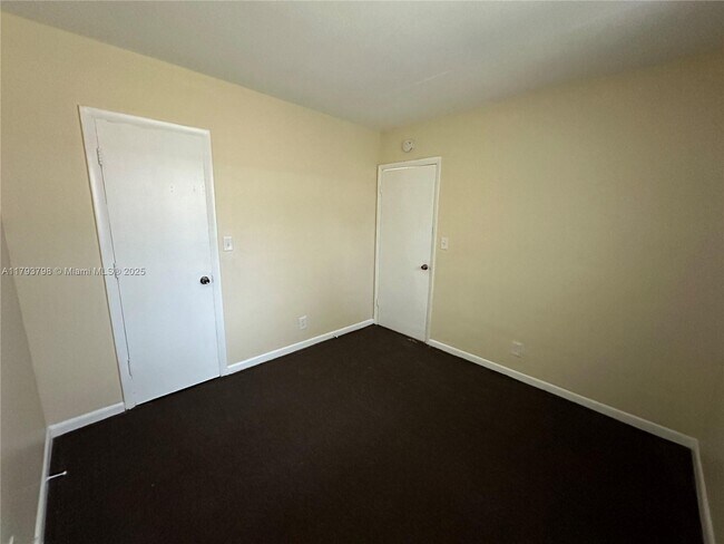 Building Photo - 148 NW 40th Ct