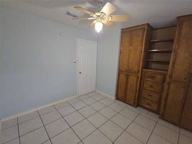 Building Photo - 13806 Long Glen Dr