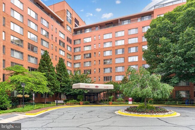 Building Photo - 1121 Arlington Blvd