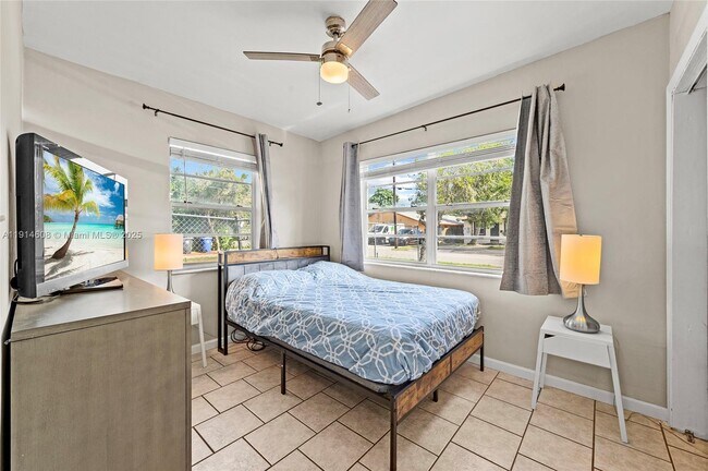 Building Photo - 1127 NE 5th Ave