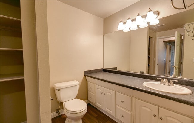 Building Photo - REMODELED, TOP FLOOR KIRKLAND 2 BED CONDO ...