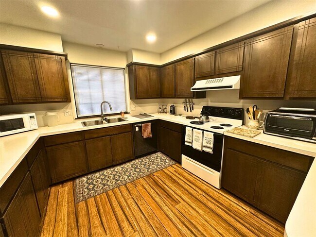 Building Photo - 6913 N Spinnaker Ln