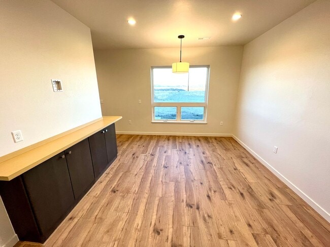 Building Photo - New, Pet Friendly, 2 bed 2 bath Townhouses!