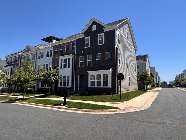 Building Photo - STUNNING TOWNHOUSE - POTOMAC SHORES - CLOSE TO QUANTICO