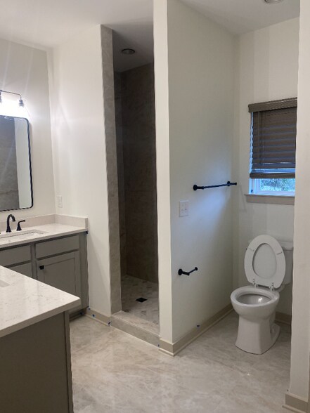 Building Photo - 313 W Broad St