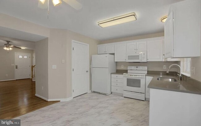 Building Photo - 15592 Three Otters Pl