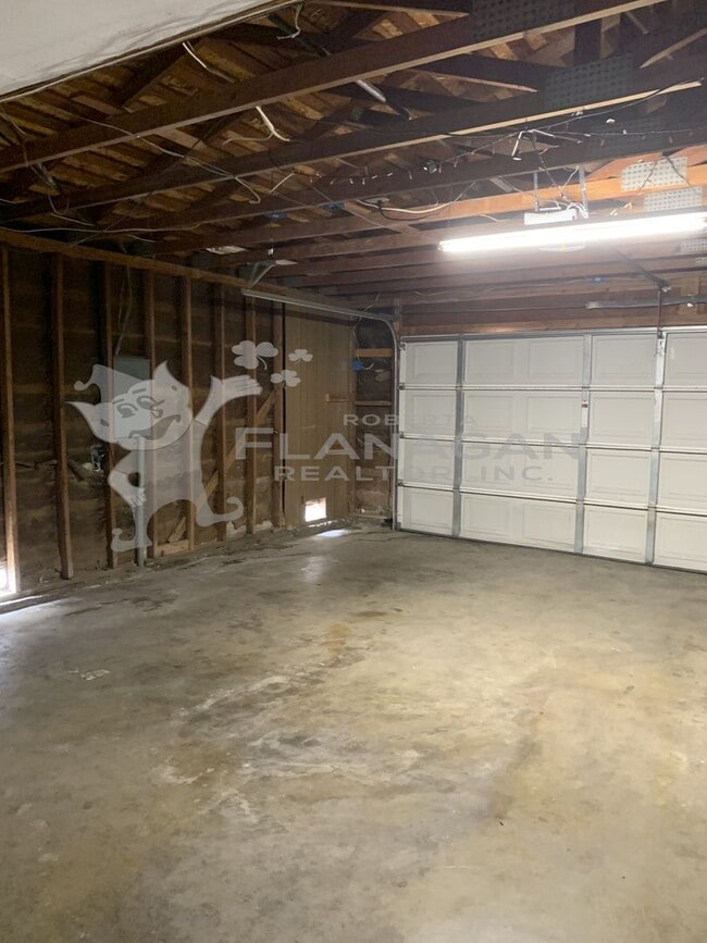 Building Photo - 3 Bedroom/ 2 Bathroom home