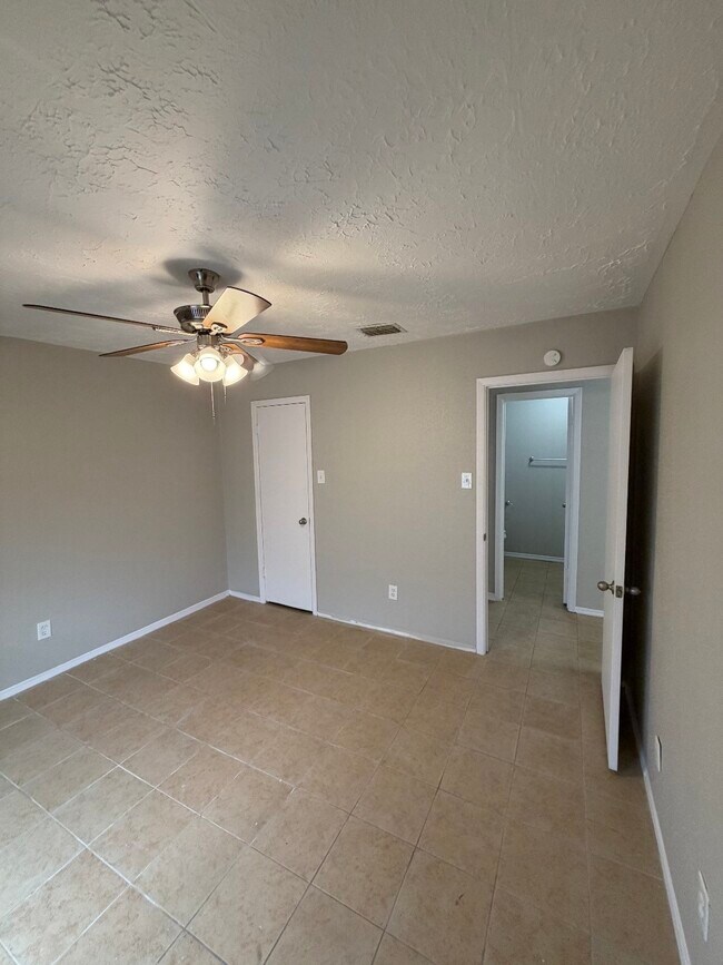 Building Photo - 6423 S Briar Bayou Dr