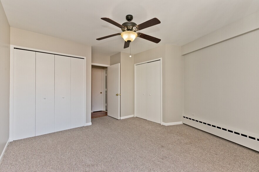 Building Photo - 3410 N Lake Shore Dr