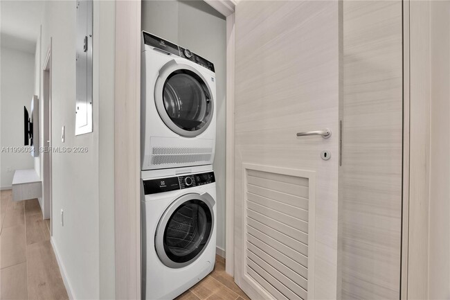 Building Photo - 4220 Laguna St