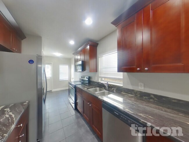 Building Photo - 1936 W Chestnut St