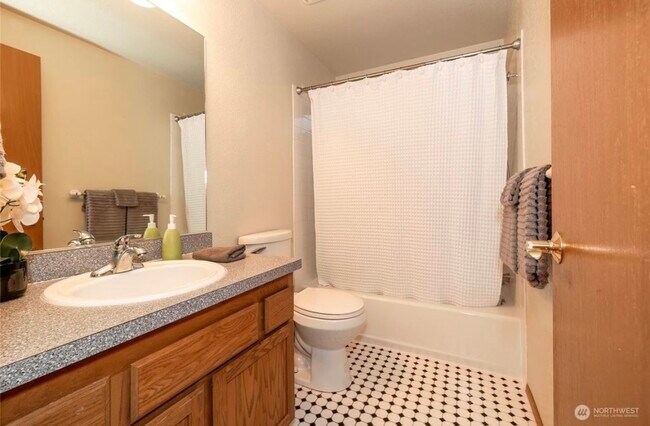 Main bath - 4100 Songbird Ln NW