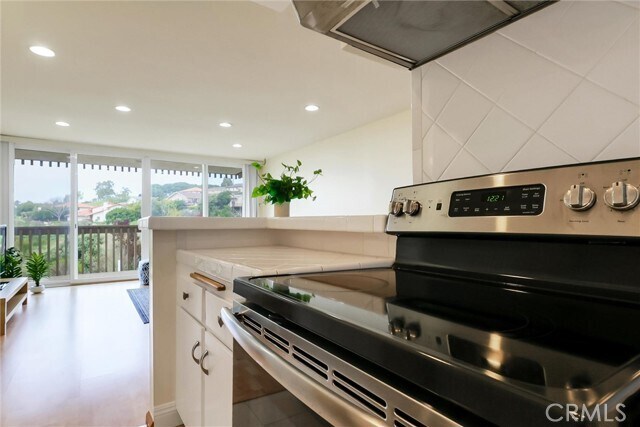 Building Photo - 6542 Ocean Crest Dr