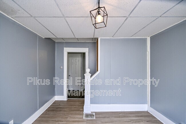 Building Photo - 825 7th St NW