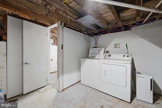 Building Photo - 525 Morse St