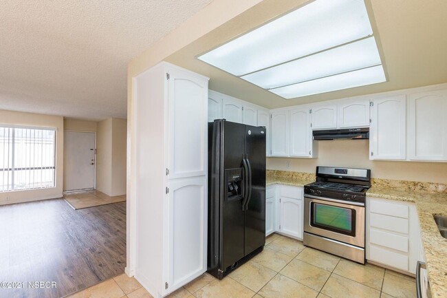 Building Photo - Updated One Bedroom Townhome in Convenient Location!