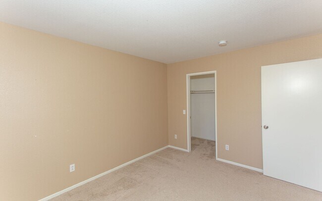 Building Photo - Large 4 Bedroom, 2.5 Bath Home with Large 3 Car Garage!!