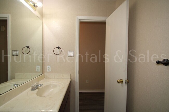 Building Photo - Spacious Duplex!