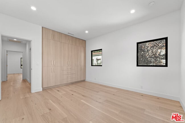 Building Photo - 162 N Almont Dr