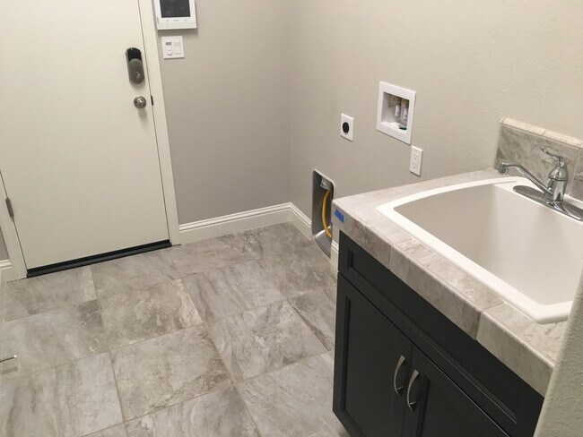 Building Photo - BEAUTIFUL ALMOST NEW HOME IN CLOVIS!