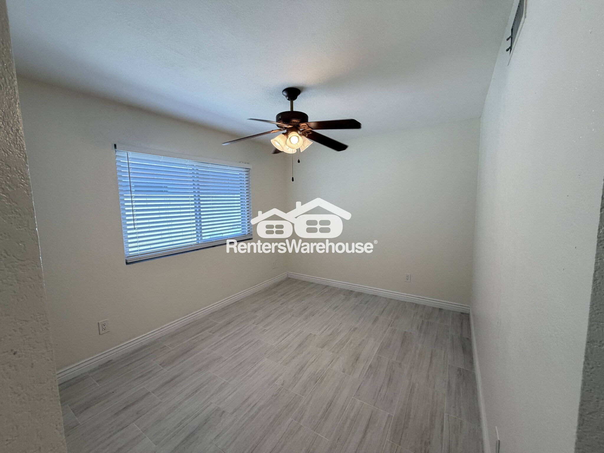 Building Photo - 2023 E Paradise Ln