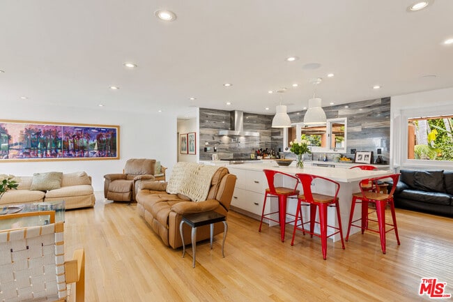 Building Photo - 7122 Dume Dr