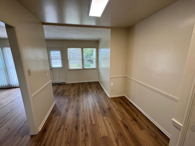 Building Photo - Quaint Midtown Home with New Wood Flooring & Large Yard!!