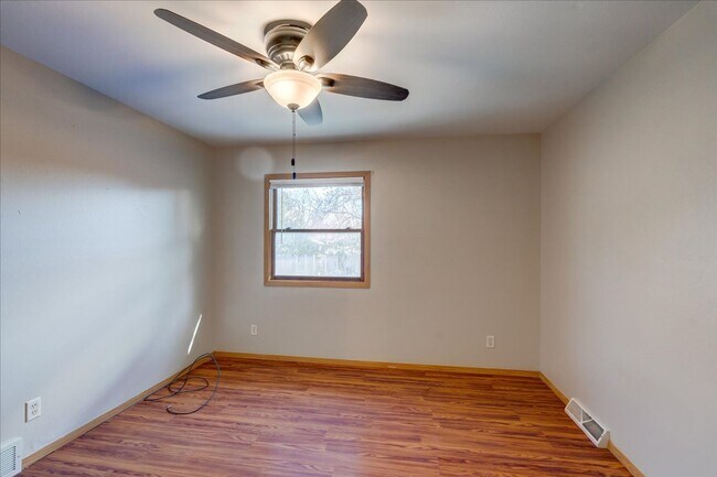 Building Photo - 1309-1311 Prairie Rd