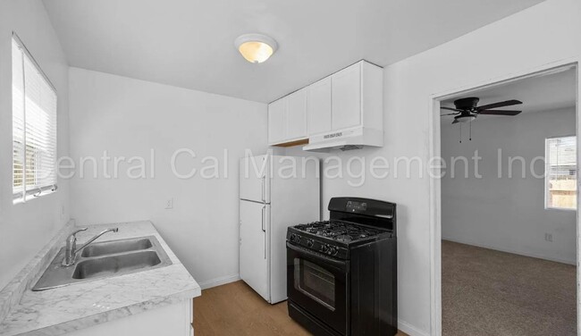 Building Photo - 2 Bedroom/1 Bath Home - $1395 Per Month!