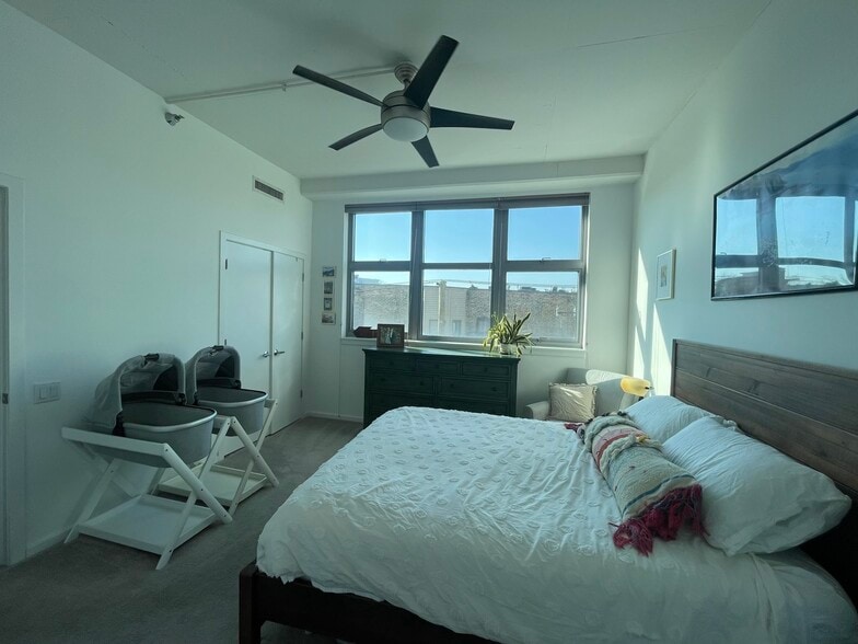 Master bedroom - 1000 W Leland Ave