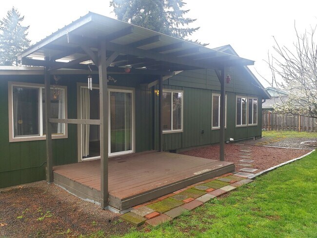 Building Photo - Adorable One-Level House with Huge Backyard in Vancouver!