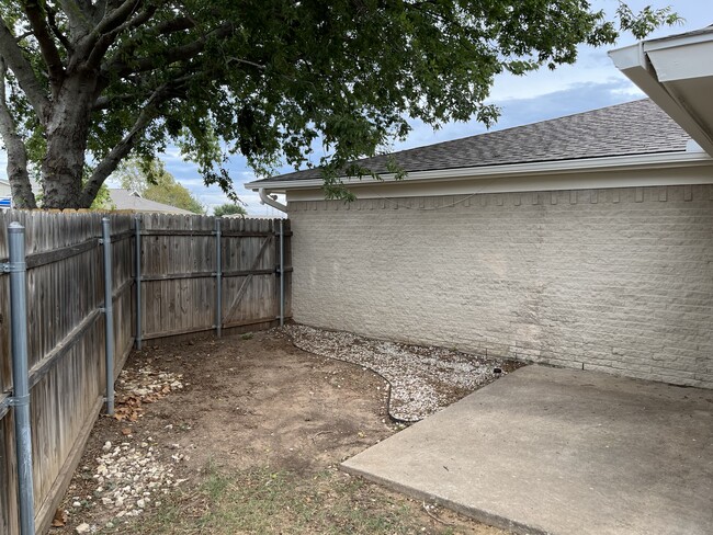 Building Photo - 8836 Hidden Hill Dr
