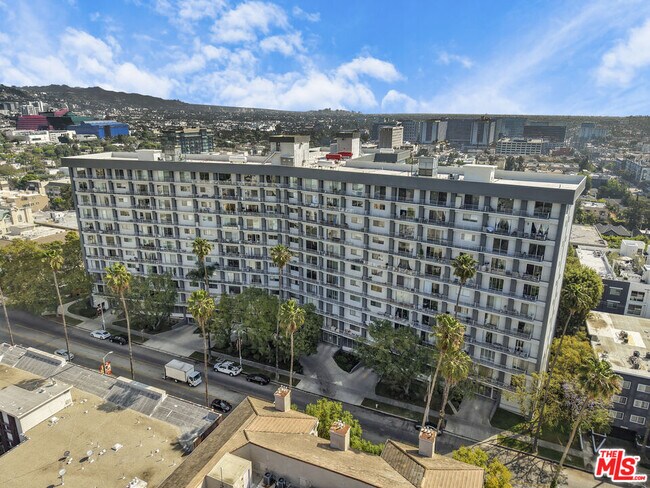 Building Photo - 100 S Doheny Dr