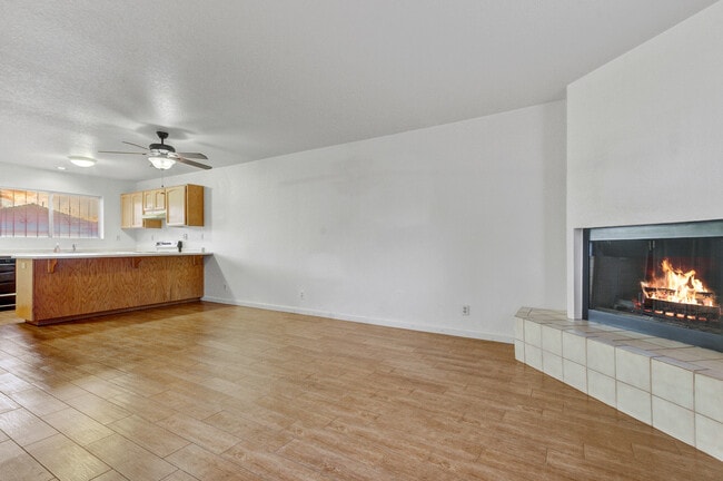 Building Photo - 1238 E Vogel Ave