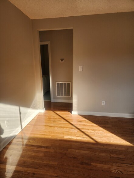 Entrance to hall - 3231 Dorian Rd