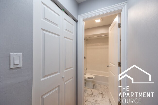 Building Photo - 6954 N Sheridan Rd