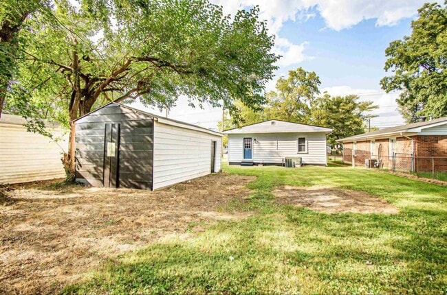 Building Photo - 2 bed 1 bath MOVE-IN READY & SO CUTE