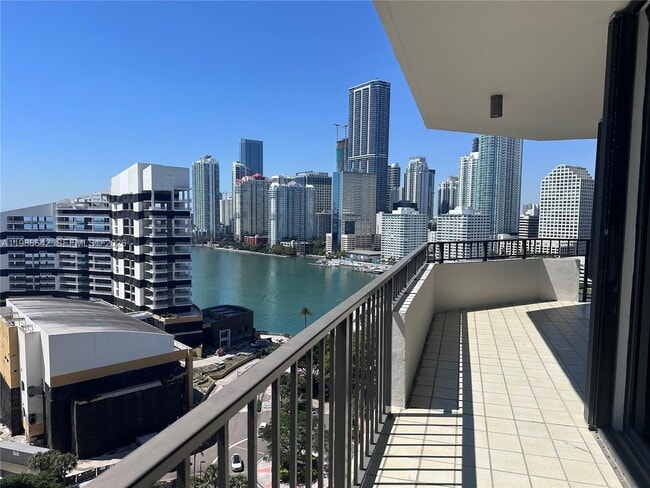 Building Photo - 520 Brickell Key Dr