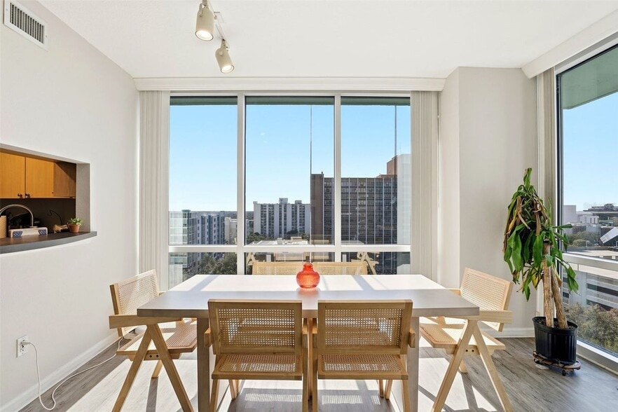 Building Photo - 322 E Central Blvd