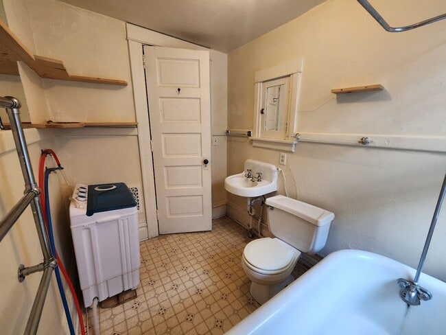 Building Photo - Williamson Tri-plex