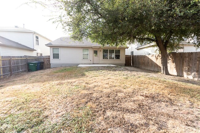 Building Photo - SPACIOUS 4 BEDROOM 2.5 BATH FEATURING MAST...