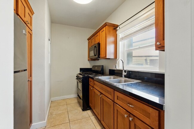 Building Photo - Remodeled Condo blocks form Beach & Downto...