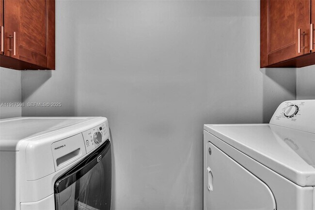 Building Photo - 1263 SW 46th Ave